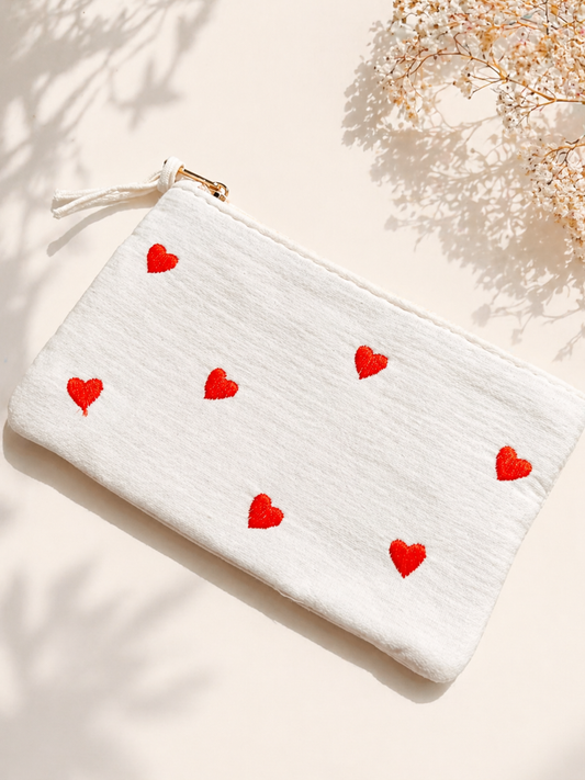 Pochette blanche en gaze de coton brodée de petits cœurs rouges avec fermeture éclair dorée — cadeau Fête des Mères