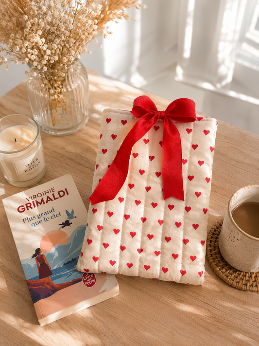 Pochette livre de poche coton matelassé motif cœurs rouges avec nœud ruban rouge fabrication française