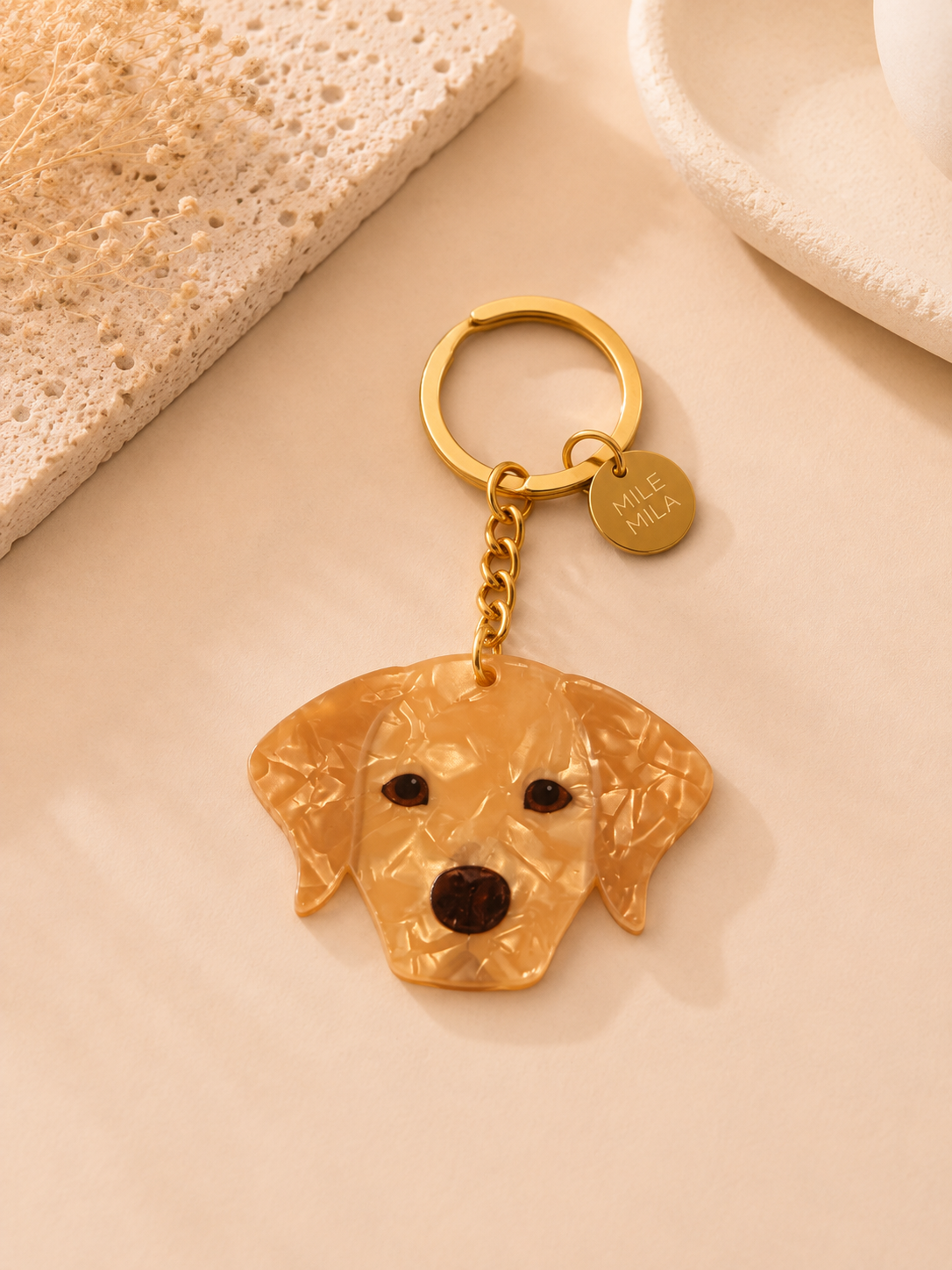 Porte-clés Golden Retriever en résine marbrée beige avec anneau et médaille dorés Mile Mila accessoire chien