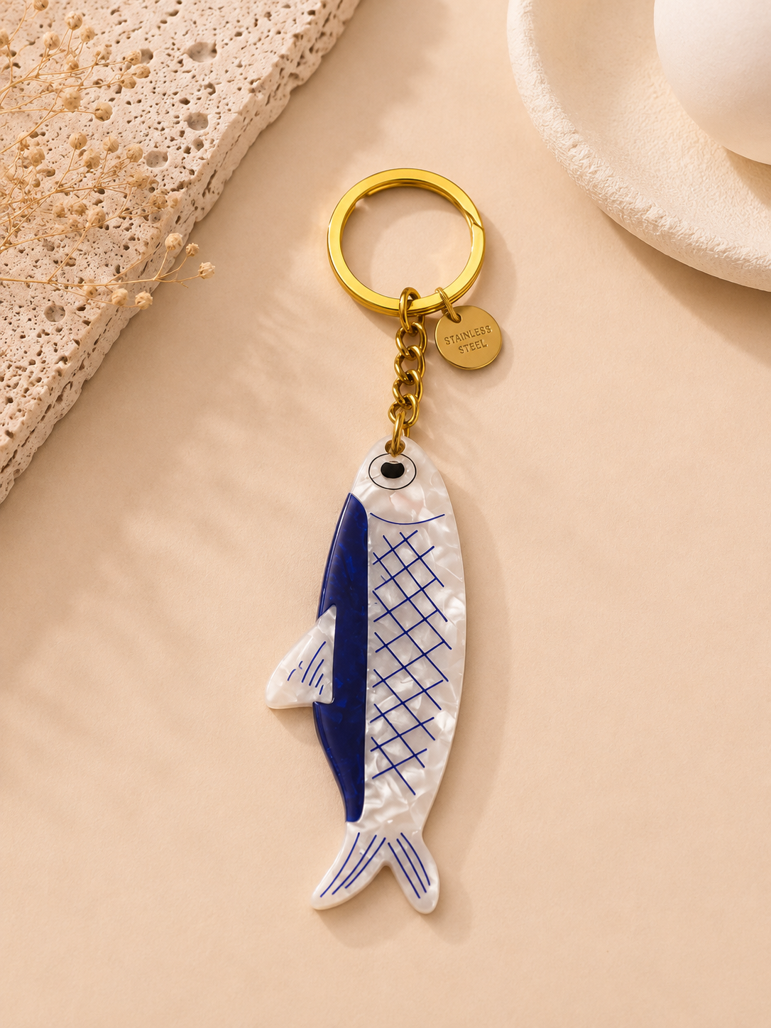Porte-clé sardine bleu et blanc nacré style marin avec anneau doré acier inoxydable accessoire tendance été femme