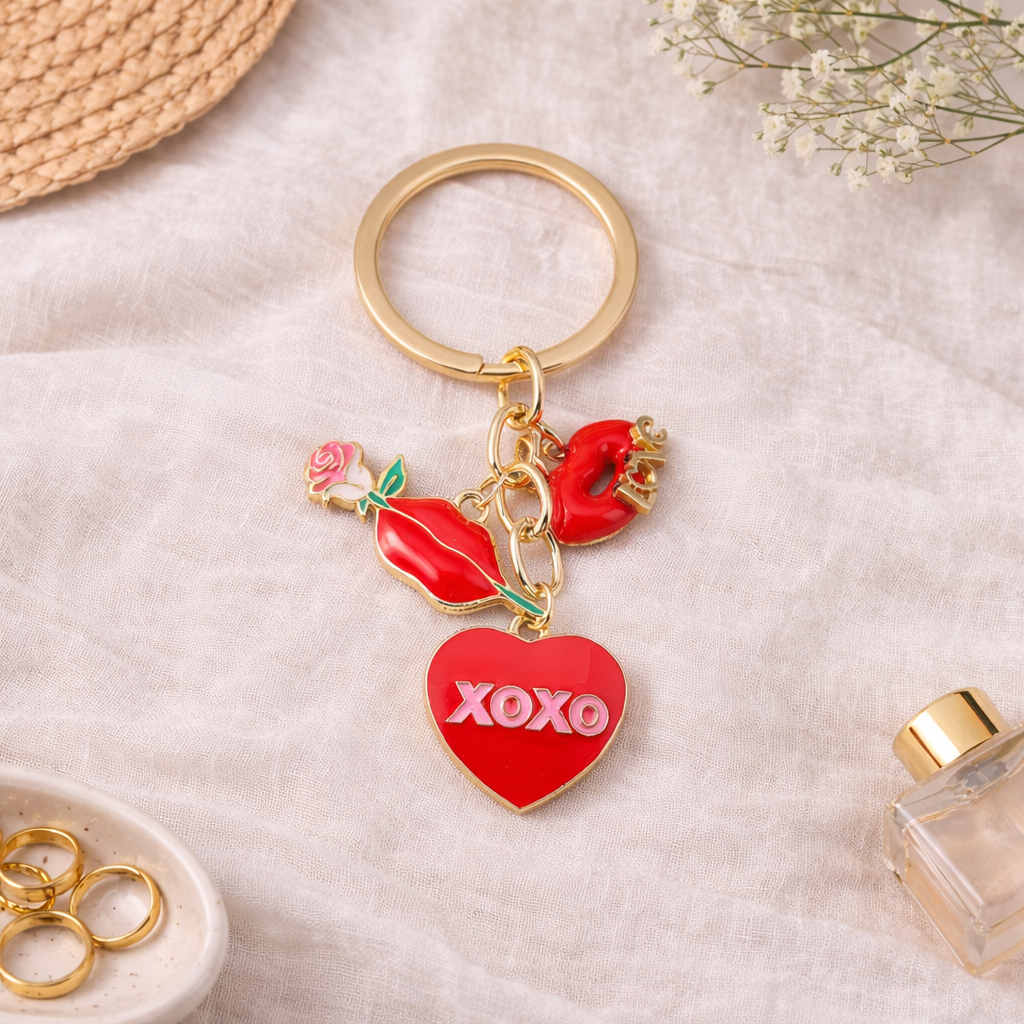 Porte-clés XOXO avec cœur rouge et breloques émaillées sur fond lifestyle