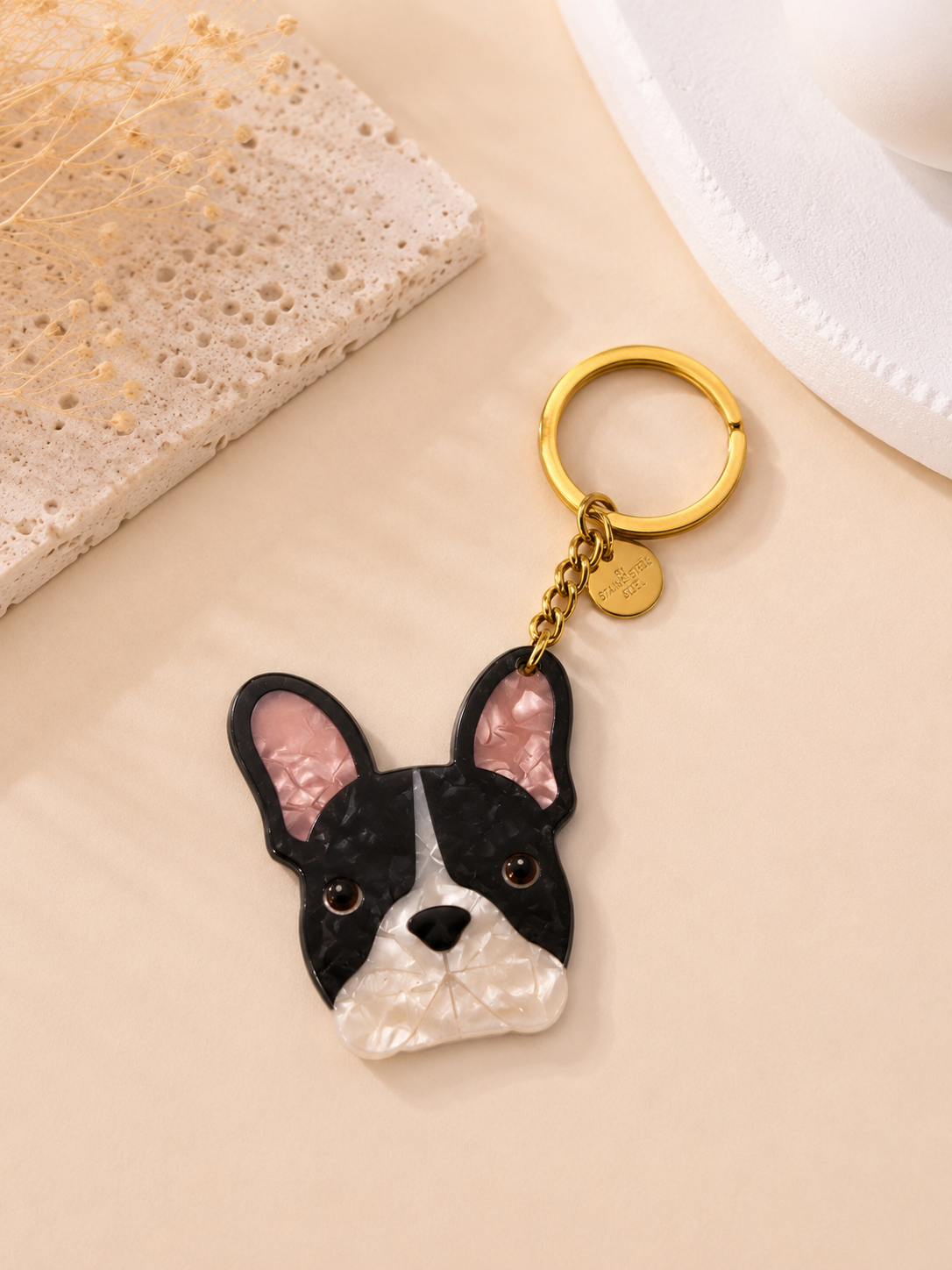 Porte-clé bouledogue français noir et blanc en résine nacrée avec anneau doré acier inoxydable accessoire chien tendance