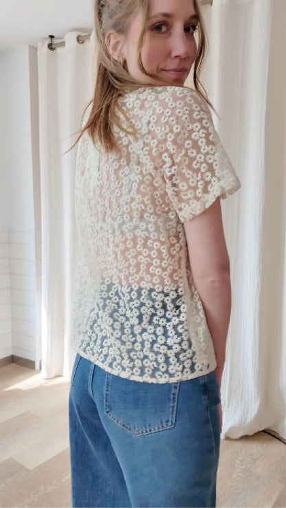 blouse fleurie en dentelle