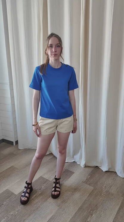 T-shirt Nour - Top orange vif avec boutons dorés à l'épaule