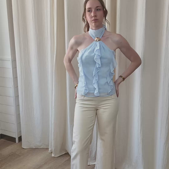 Top Manon bleu ciel en voile léger à volants avec col halter et détail doré