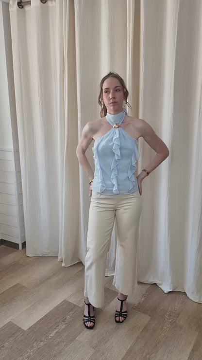 Top Manon bleu ciel en voile léger à volants avec col halter et détail doré