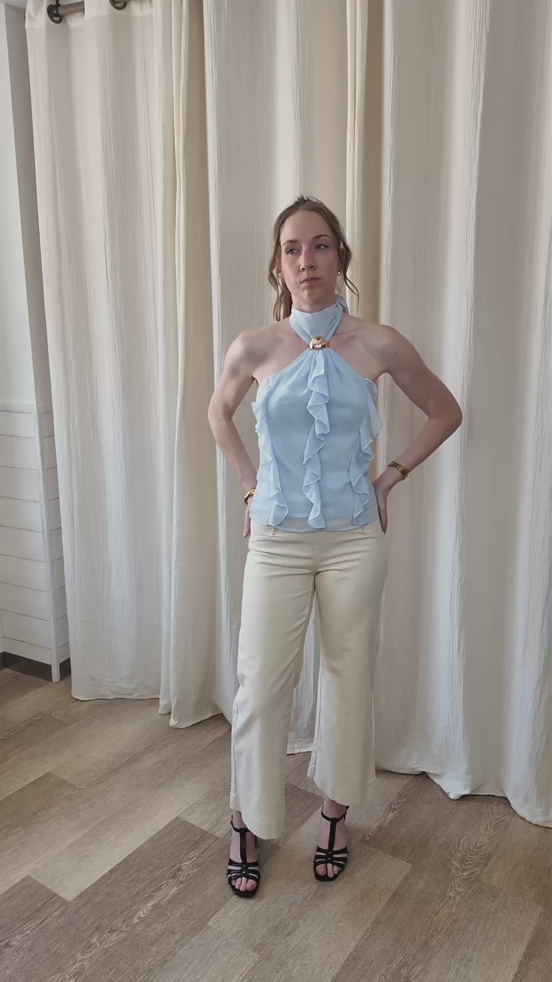 Top Manon bleu ciel en voile léger à volants avec col halter et détail doré