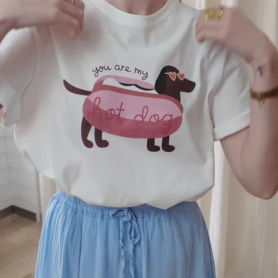 T-shirt blanc imprimé teckel hot dog humoristique femme porté avec jupe midi bleue style décontracté été