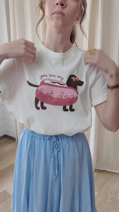 T-shirt blanc imprimé teckel hot dog humoristique femme porté avec jupe midi bleue style décontracté été