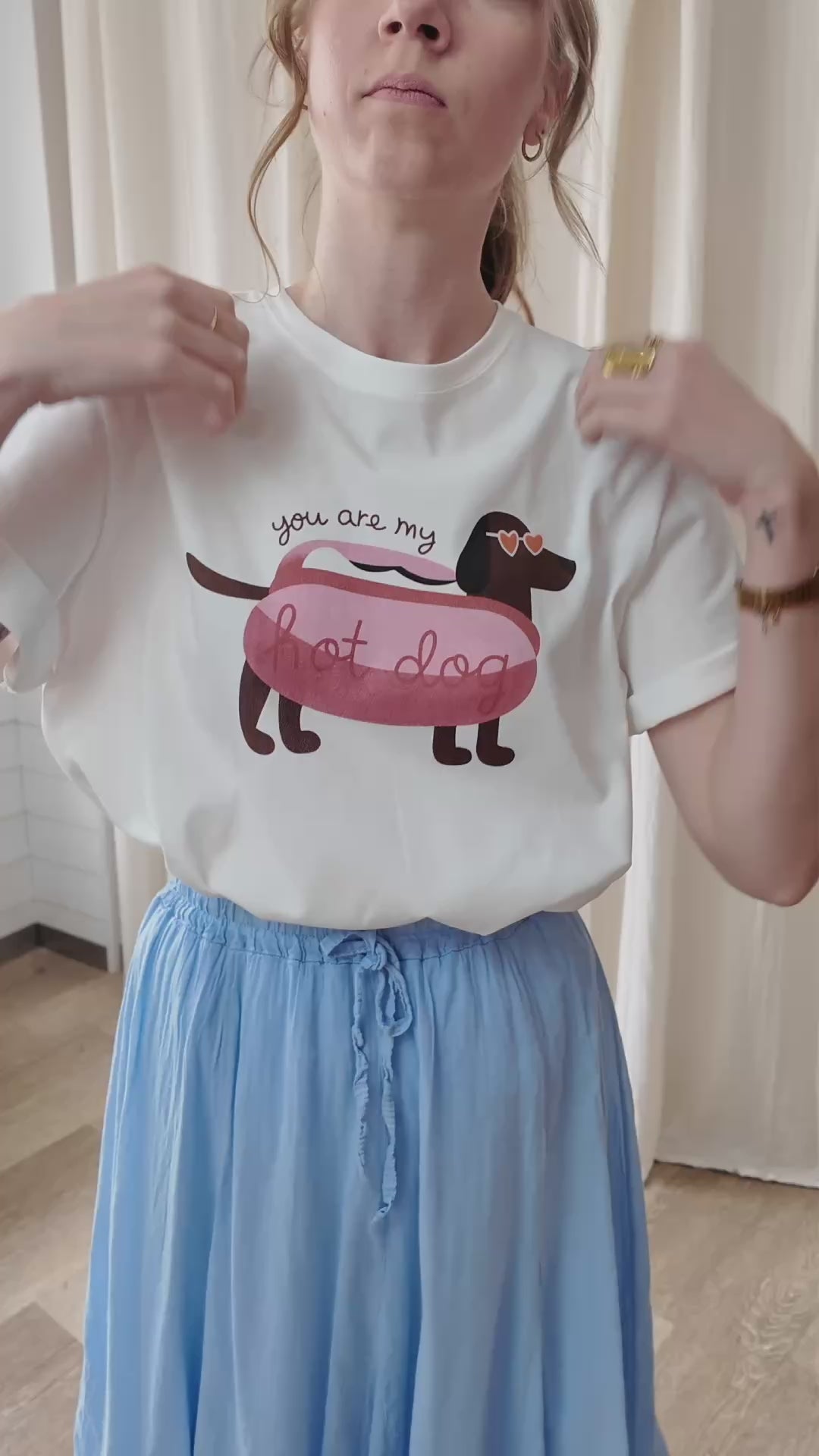 T-shirt blanc imprimé teckel hot dog humoristique femme porté avec jupe midi bleue style décontracté été