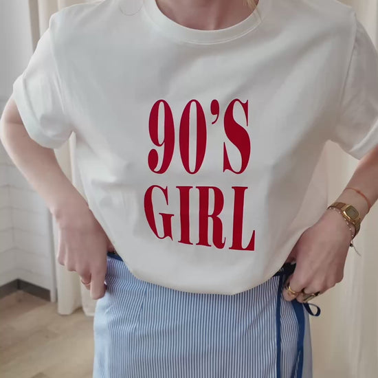 T-shirt blanc oversize 90's girl lettrage rouge style vintage femme porté avec mini jupe rayée bleue