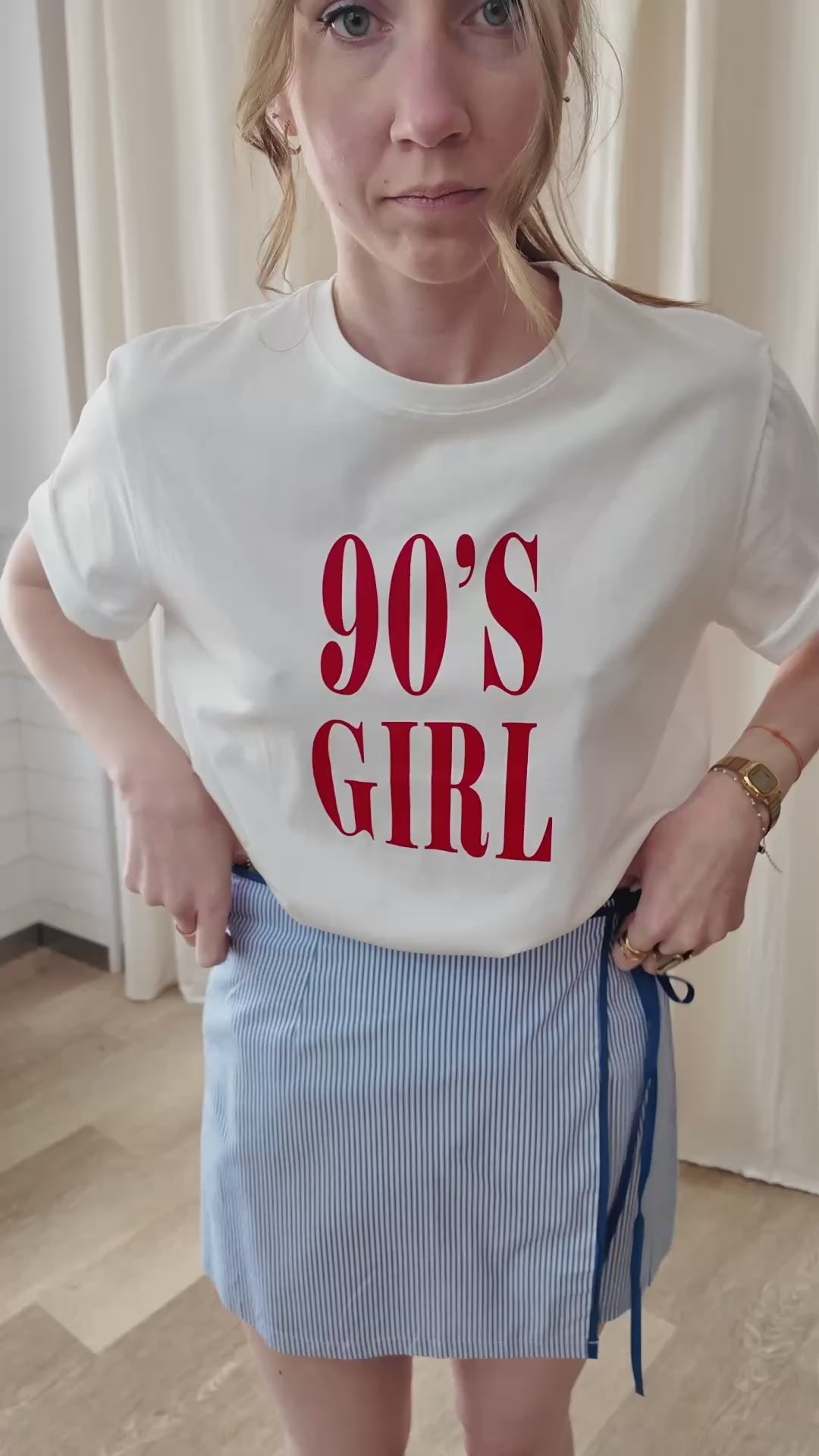 T-shirt blanc oversize 90's girl lettrage rouge style vintage femme porté avec mini jupe rayée bleue