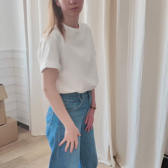 T-shirt blanc femme dos nu découpe coeur bordure rouge porté avec jean Levi's taille haute