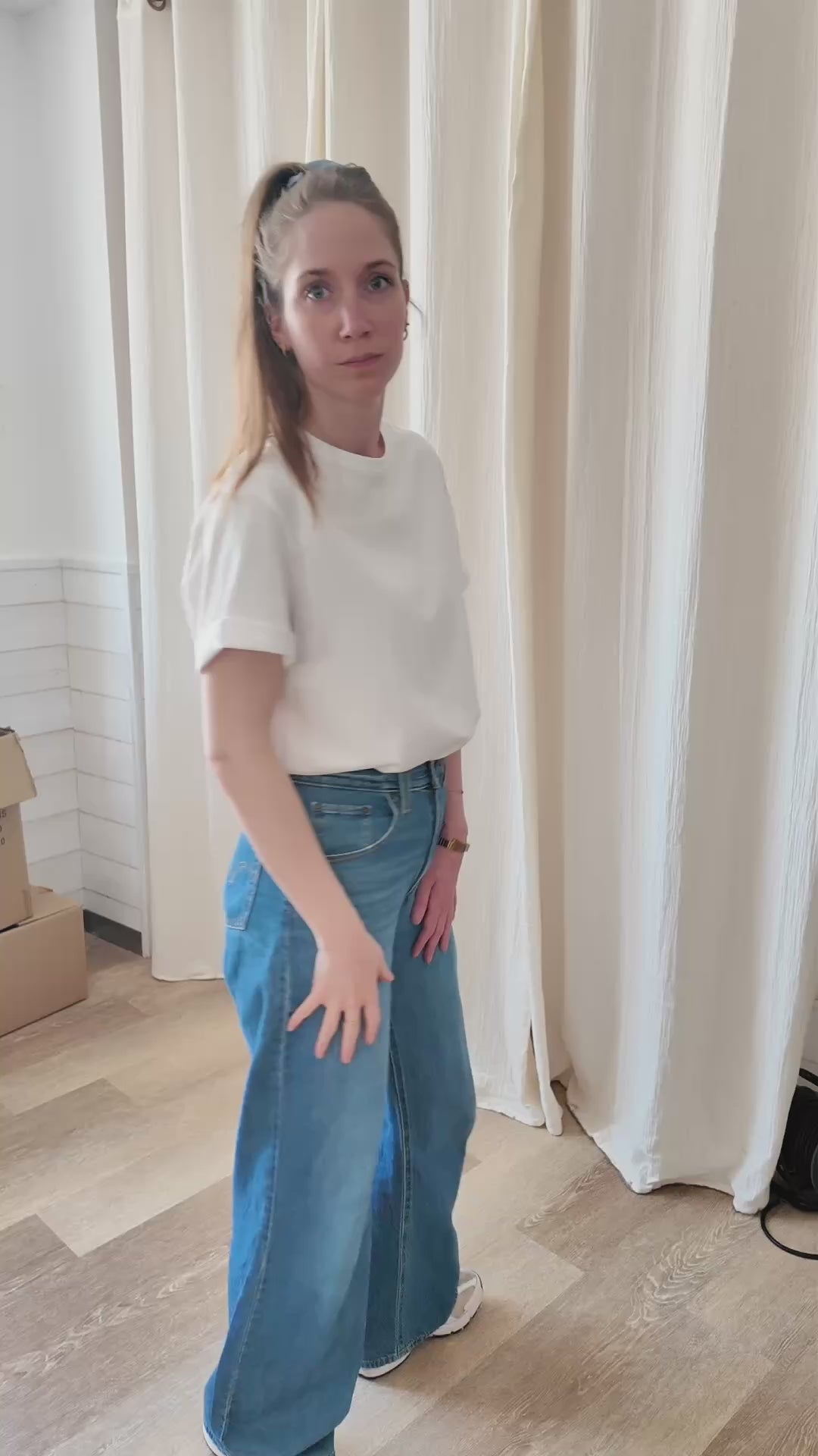 T-shirt blanc femme dos nu découpe coeur bordure rouge porté avec jean Levi's taille haute