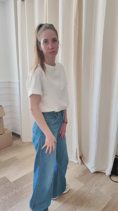 T-shirt blanc femme dos nu découpe coeur bordure rouge porté avec jean Levi's taille haute