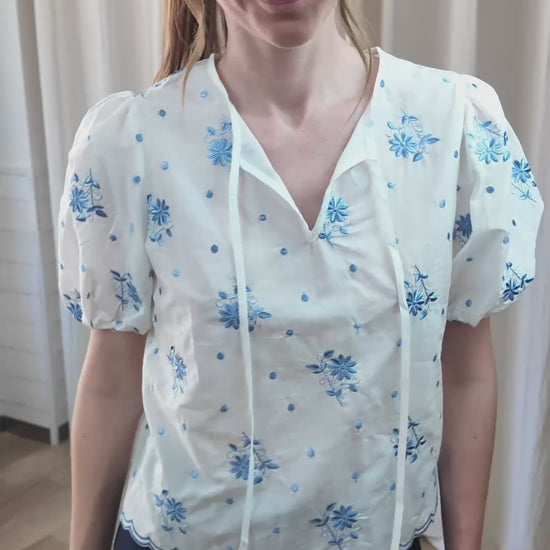 Top blanc brodé fleurs bleues manches bouffantes