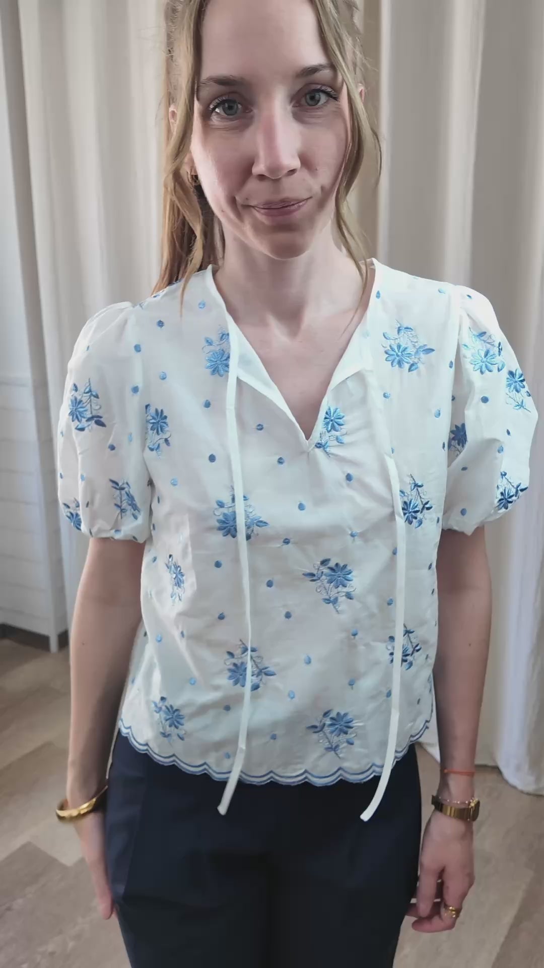 Top blanc brodé fleurs bleues manches bouffantes
