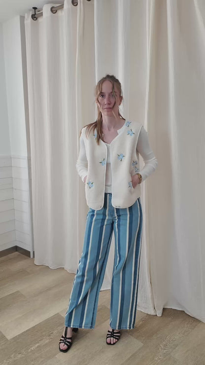 Veste Selma - Gilet sherpa écru brodé de fleurs bleues