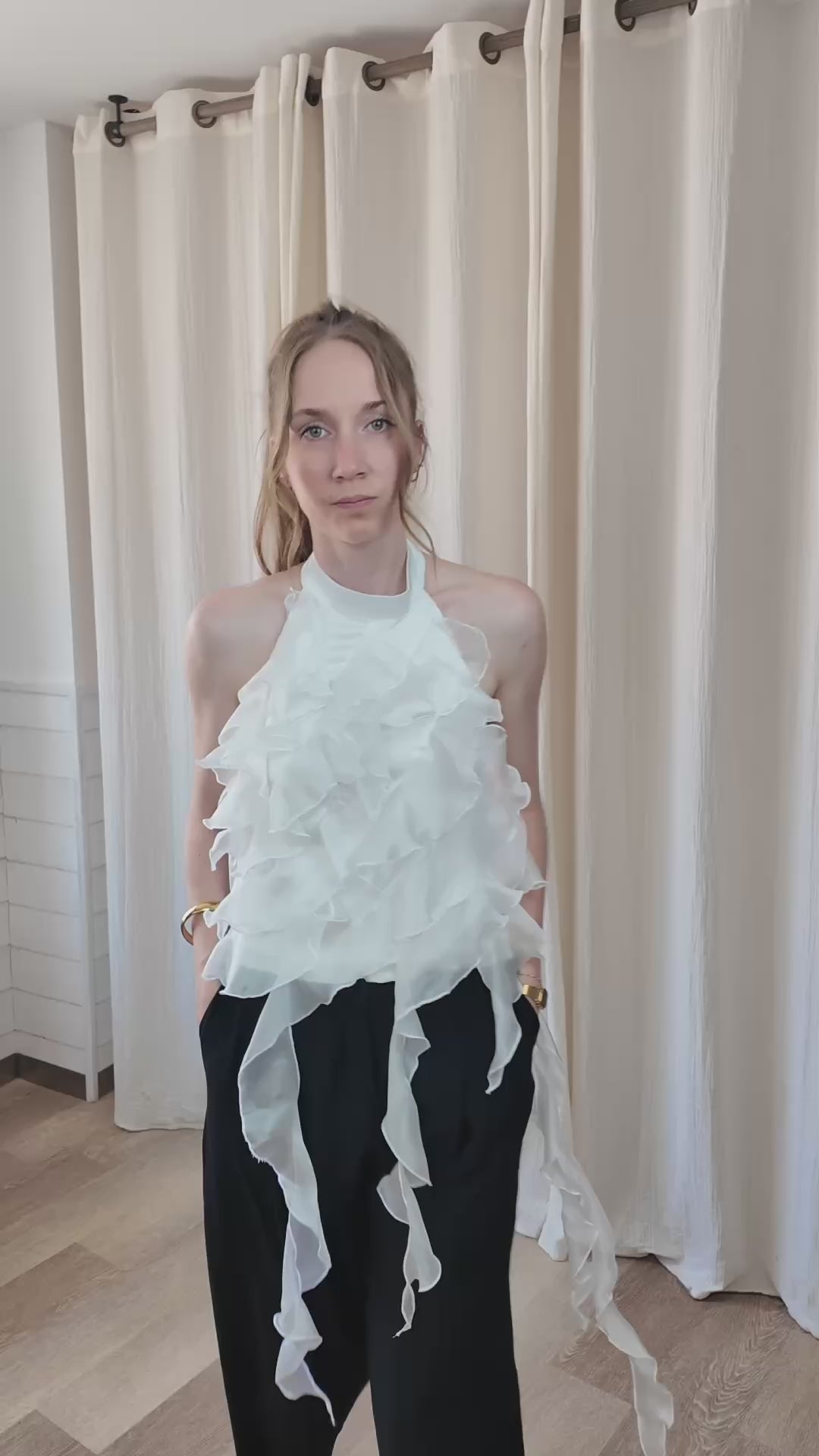 Top blanc femme volants en cascade organza sans manches col montant style romantique chic