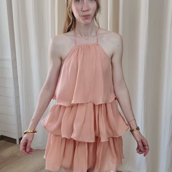 Robe Iris corail à volants superposés, dos nu