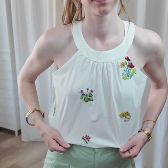 Haut blanc col américain broderies florales avec pantalon Chino vert d'eau coupe droite