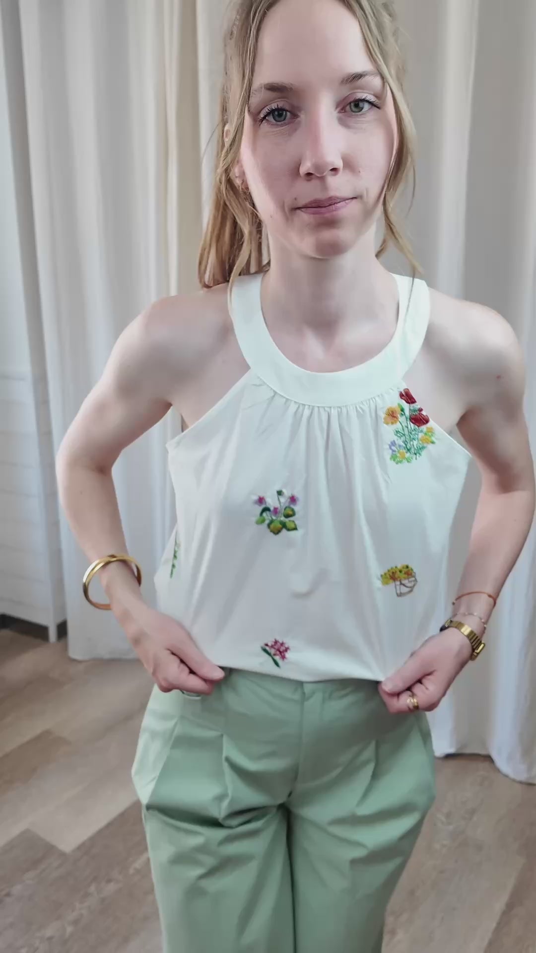 Haut blanc col américain broderies florales avec pantalon Chino vert d'eau coupe droite