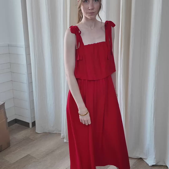 Robe longue rouge à bretelles nouées