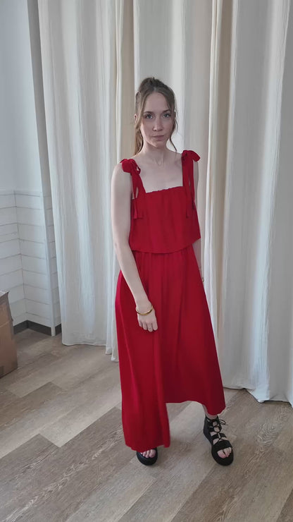 Robe longue rouge à bretelles nouées