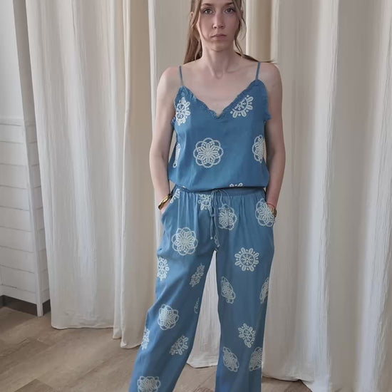 Caraco et pantalon denim bleu broderie anglaise fleurs