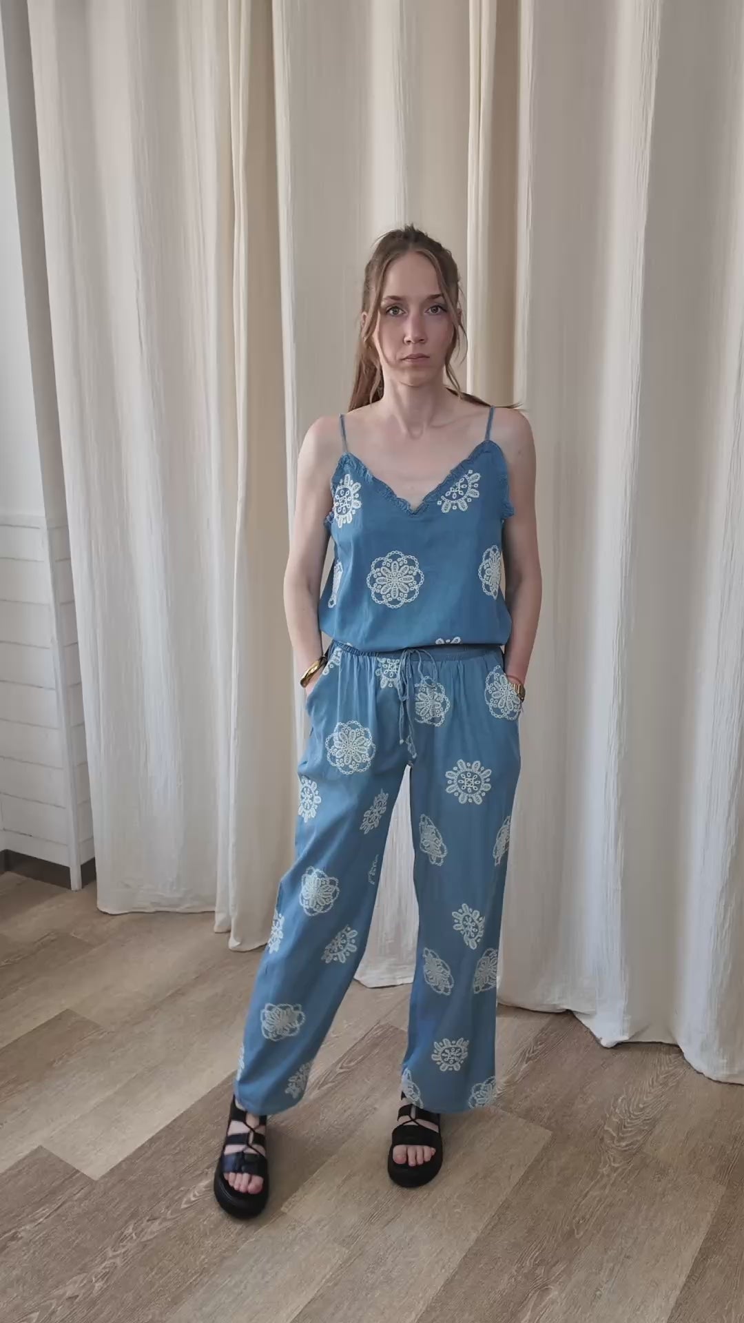 Caraco et pantalon denim bleu broderie anglaise fleurs
