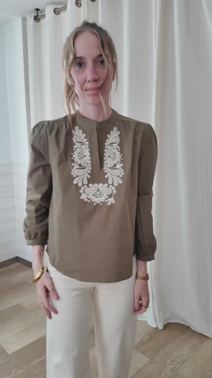 Blouse Leighton - Blouse kaki à broderie florale blanche