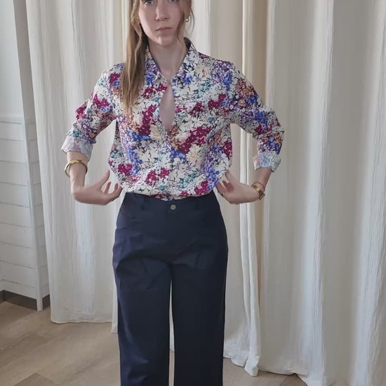 Pantalon bleu marine chino droit avec chemise fleurie