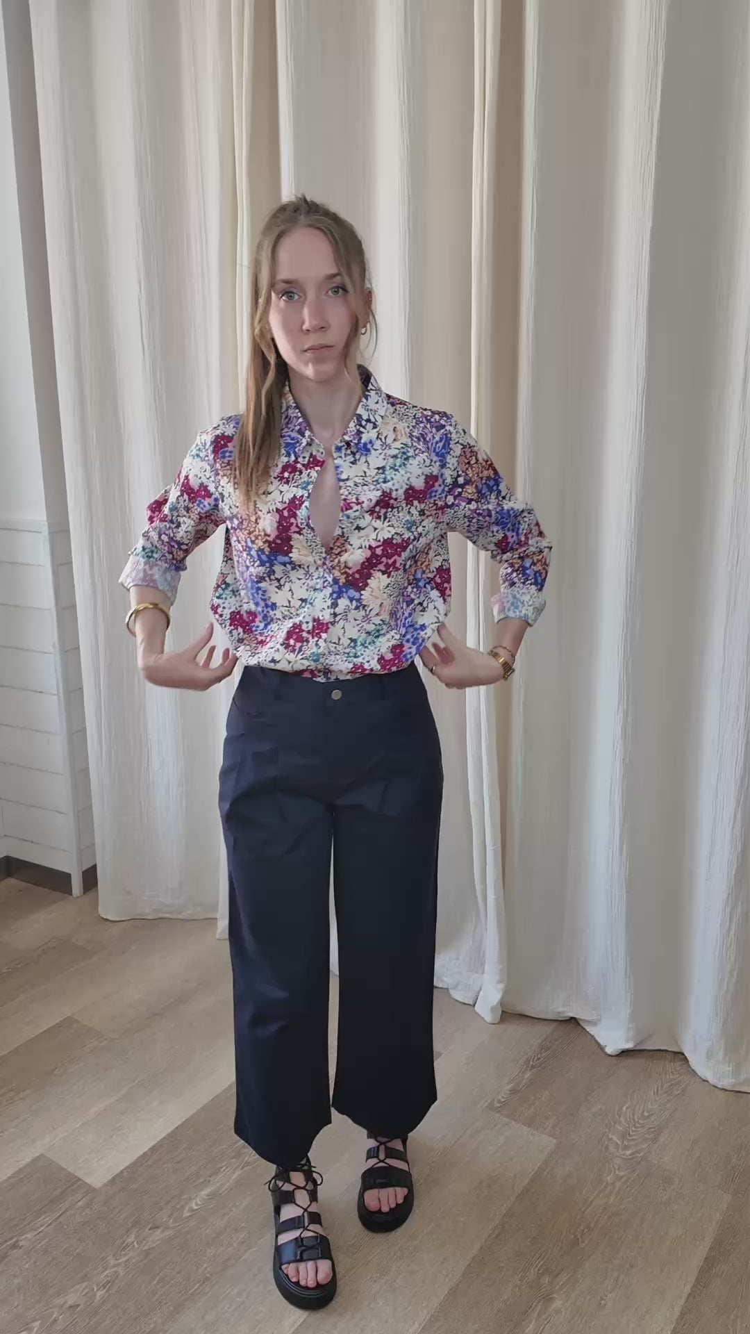 Pantalon bleu marine chino droit avec chemise fleurie