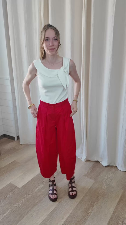 Top Aurélia - Top rouge sans manche avec noeud décoratif