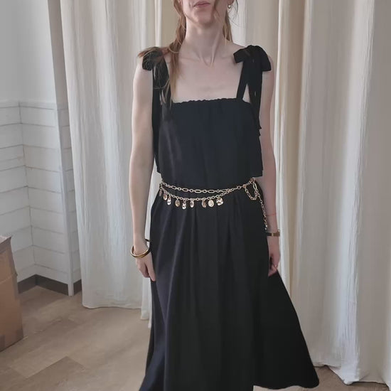 Robe longue noire à bretelles nouées