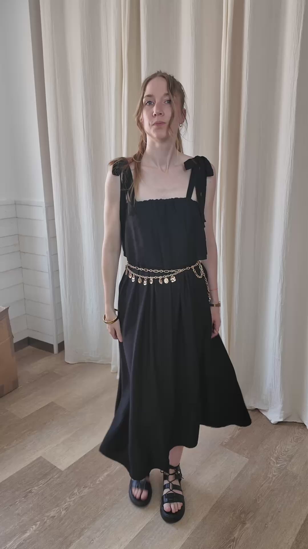 Robe longue noire à bretelles nouées