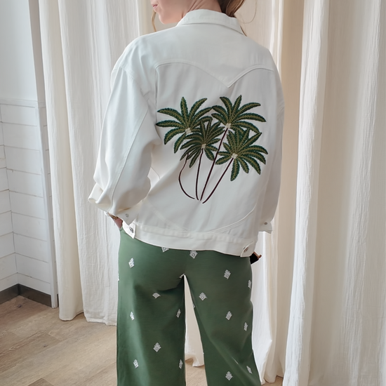 Veste en jean blanc oversize broderie palmiers verts dos femme style tropical Palm Springs
