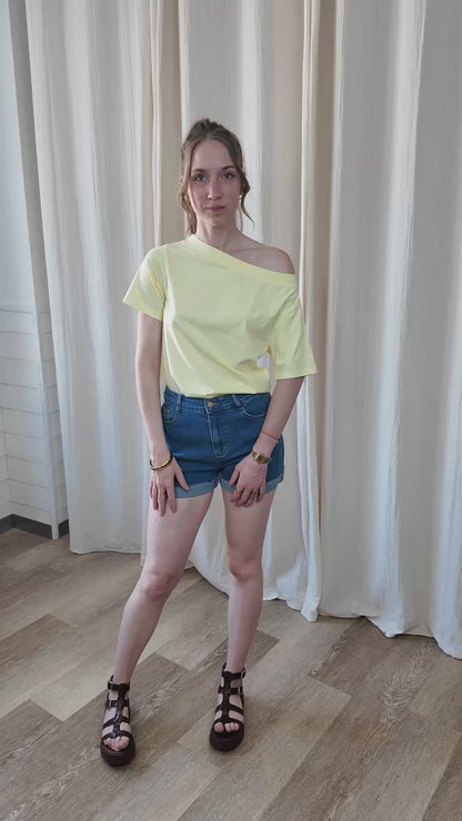 T-shirt Nina - Top épaule dénudée jaune pastel coupe fluide