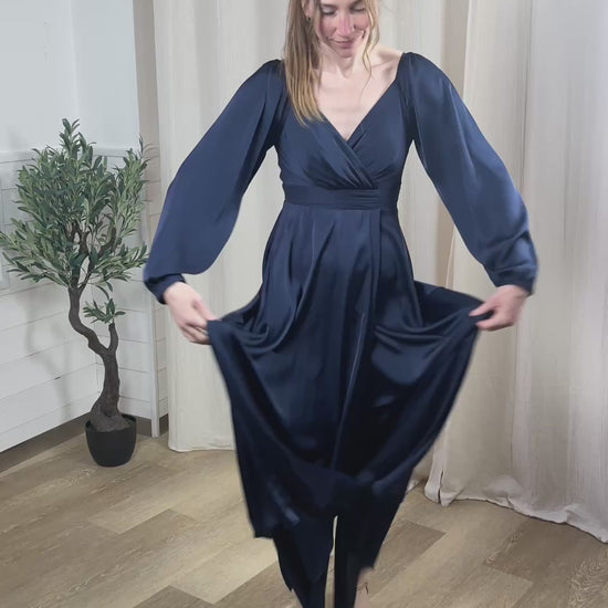 Femme portant une robe longue de cérémonie bleu marine, idéale pour être témoin à un mariage.
