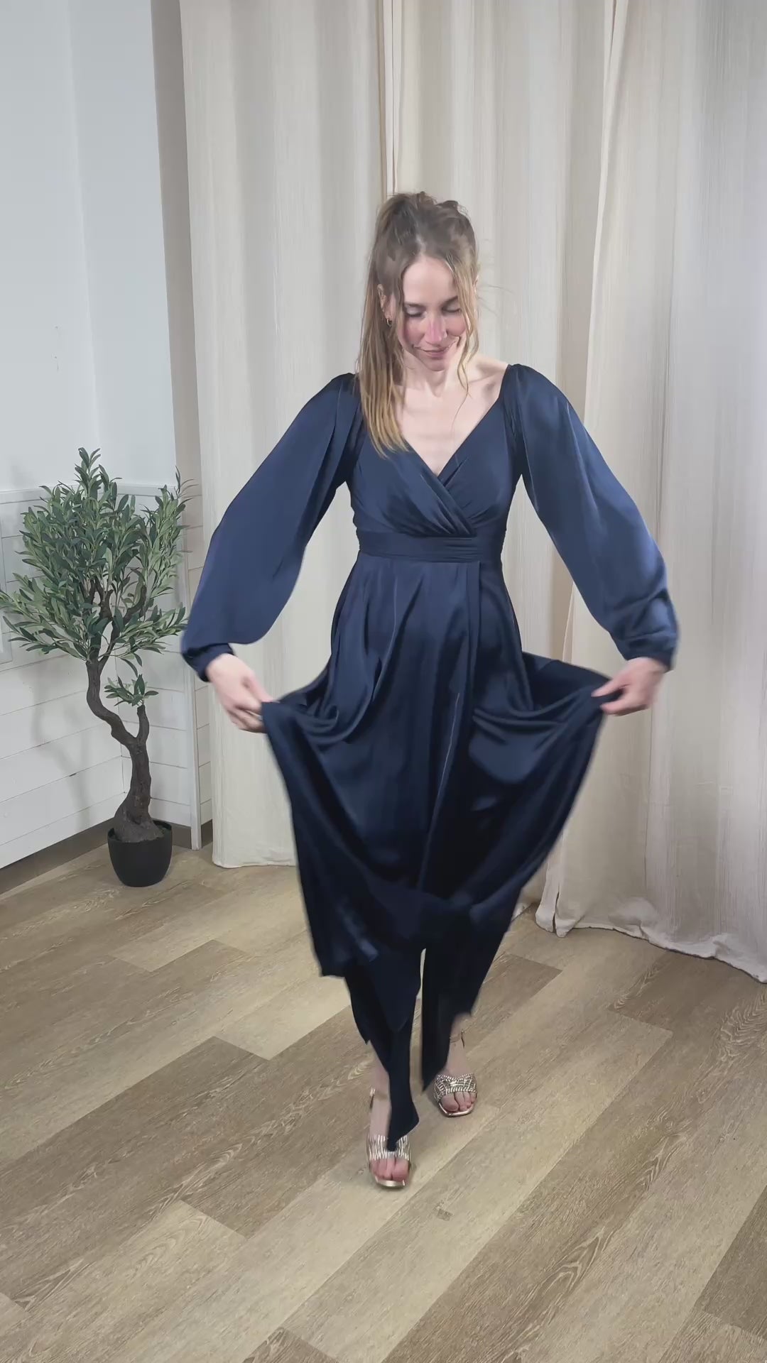 Femme portant une robe longue de cérémonie bleu marine, idéale pour être témoin à un mariage.