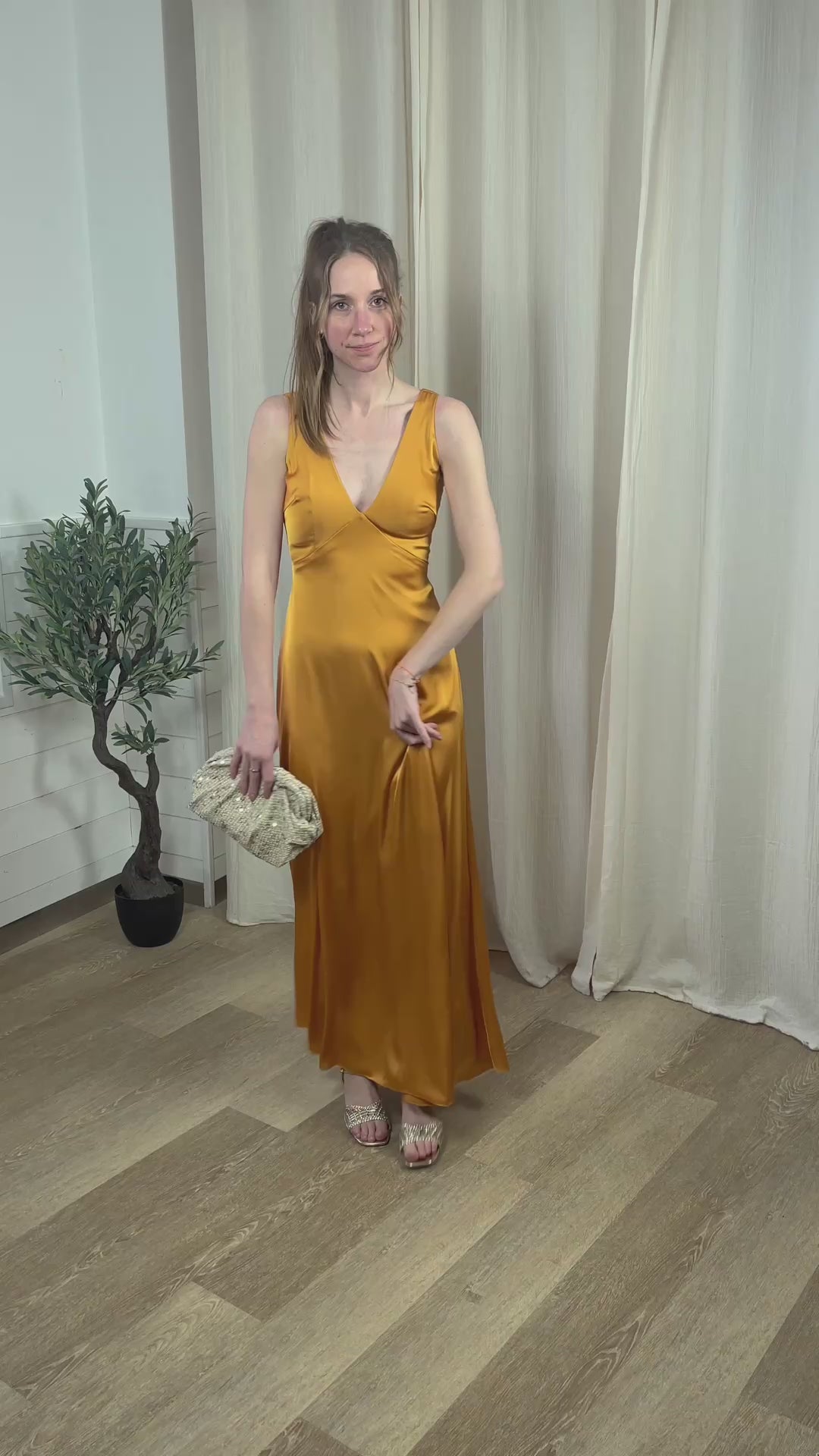 Robe longue de cérémonie orange portée, idéale pour une témoin de mariage ou une invitée à un mariage.