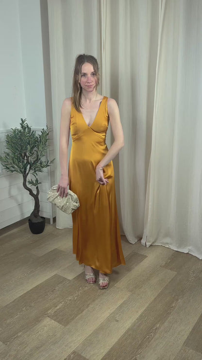 Robe longue de cérémonie orange portée, idéale pour une témoin de mariage ou une invitée à un mariage.