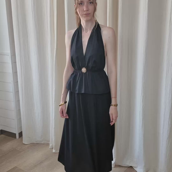Top halter et jupe midi avec broche soleil dorée noir