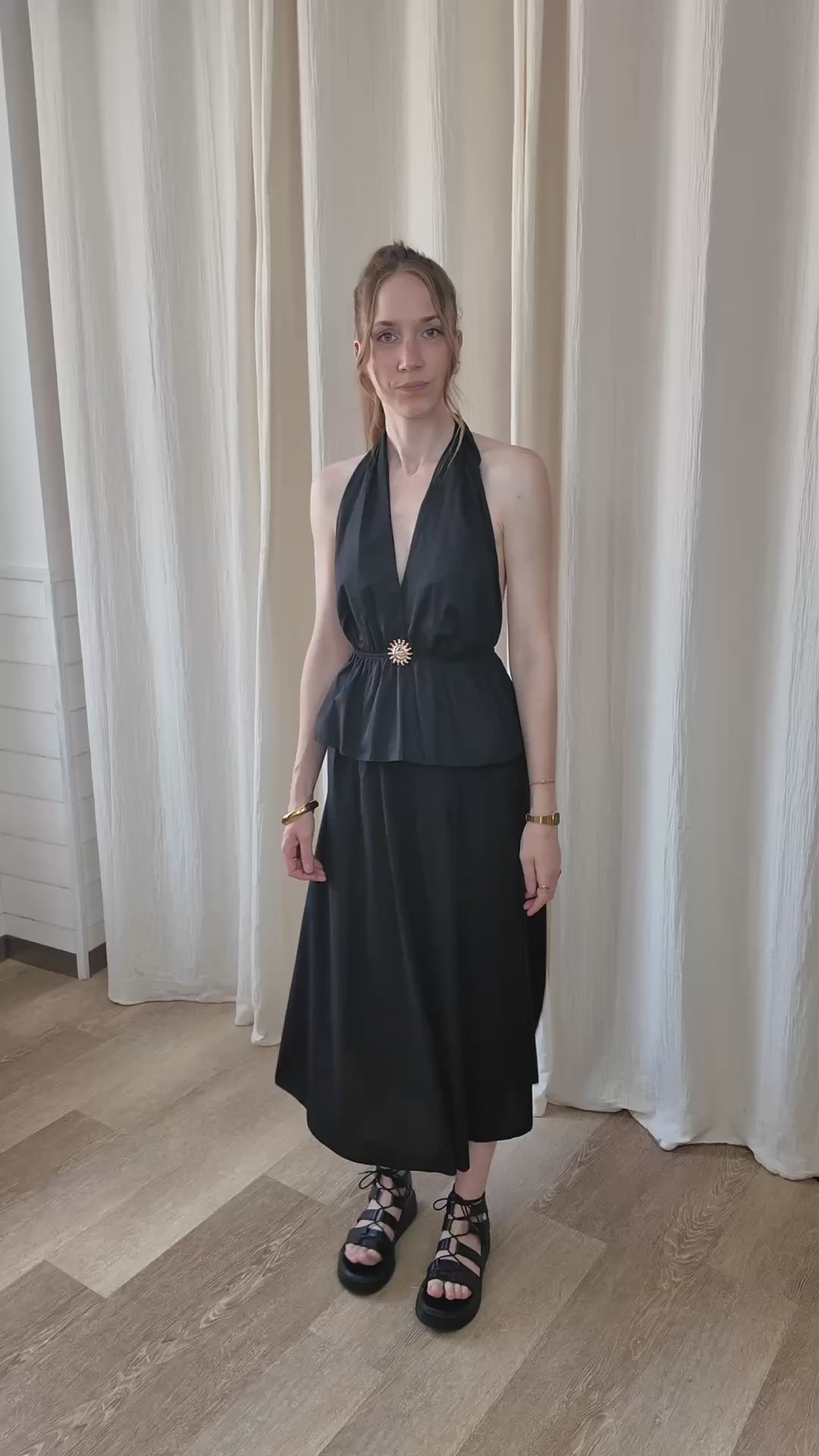 Top halter et jupe midi avec broche soleil dorée noir