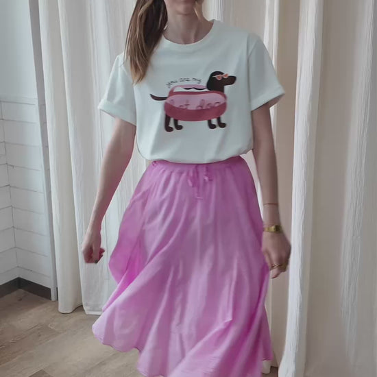 Jupe midi en coton fluide taille élastique Zélie portée avec t-shirt graphique, look décontracté femme été