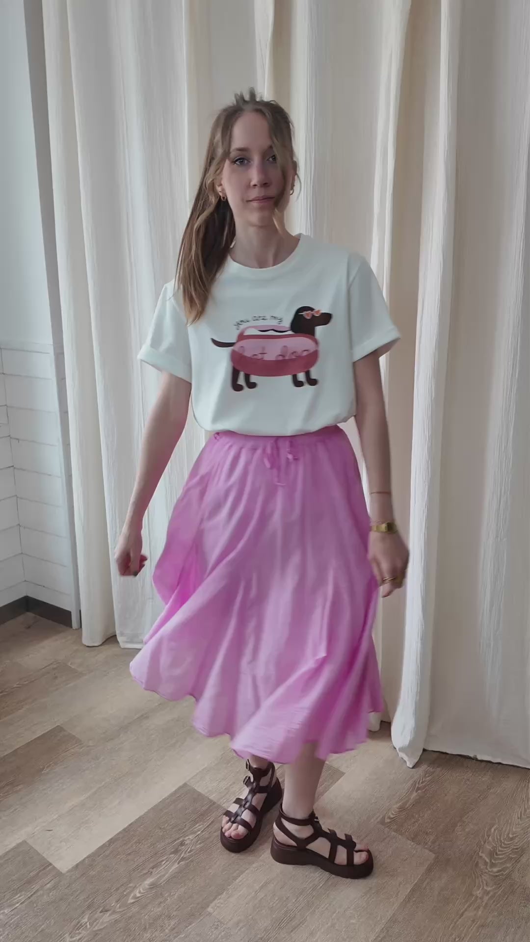 Jupe midi en coton fluide taille élastique Zélie portée avec t-shirt graphique, look décontracté femme été