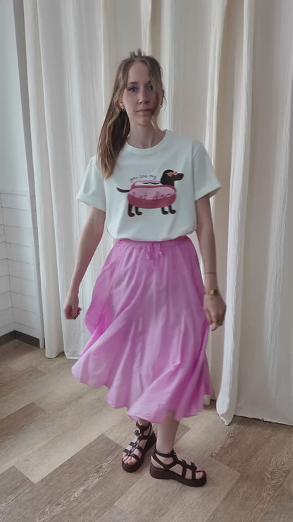 Jupe midi en coton fluide taille élastique Zélie portée avec t-shirt graphique, look décontracté femme été