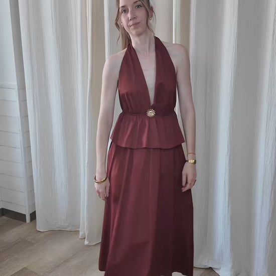 Top halter et jupe midi avec broche soleil dorée brique