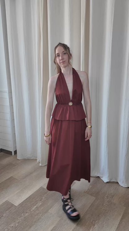 Top halter et jupe midi avec broche soleil dorée brique