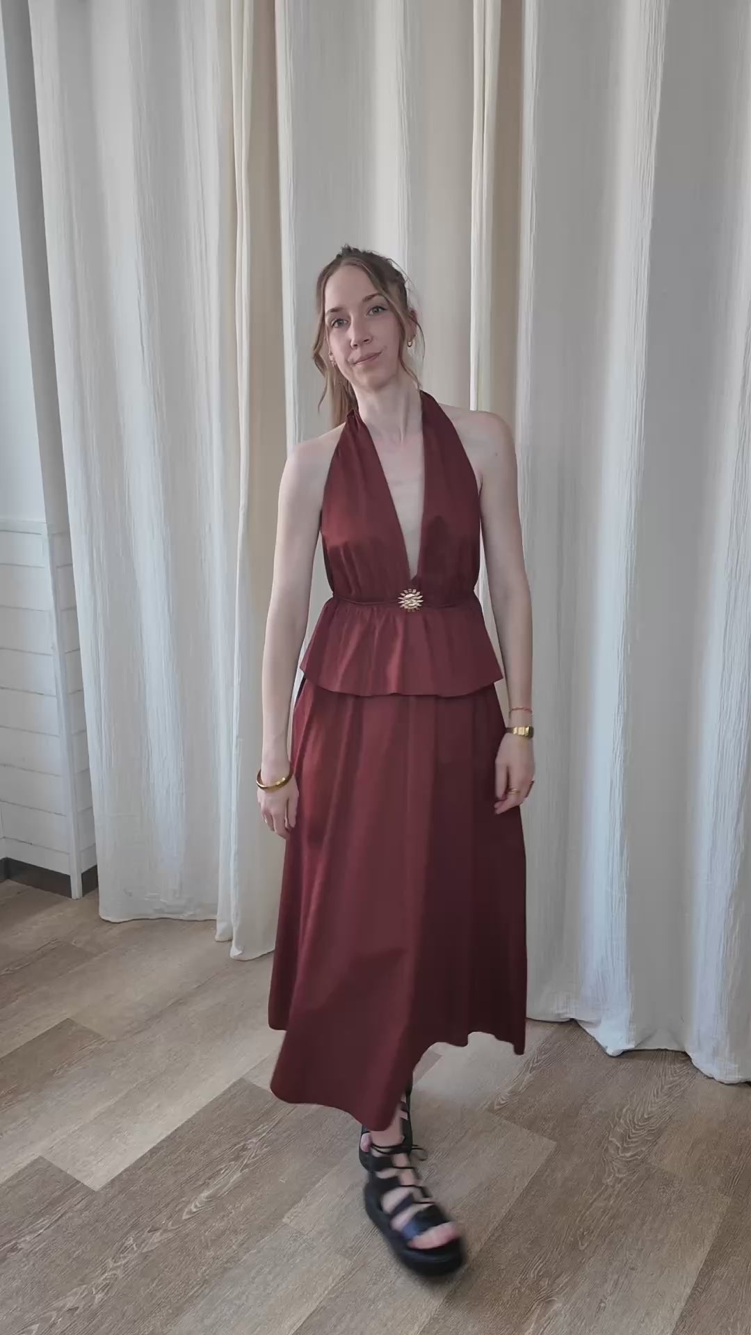 Top halter et jupe midi avec broche soleil dorée brique